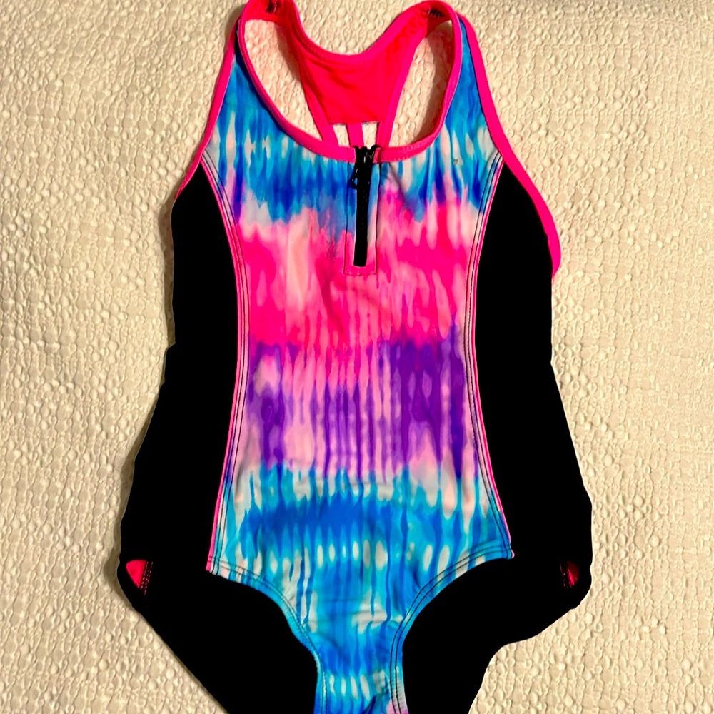 Size 8 Kohls brand girls bathing suit. Maybe worn once before outgrowing it.
